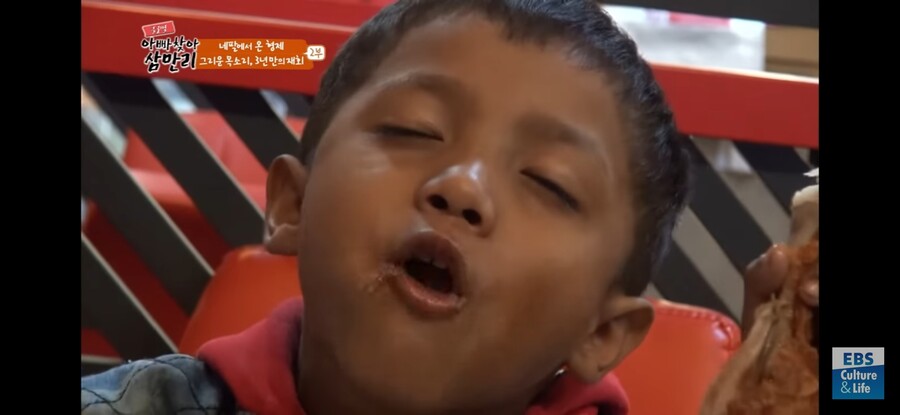 한국식 치킨을 처음 먹어본 네팔 가족_5.jpg