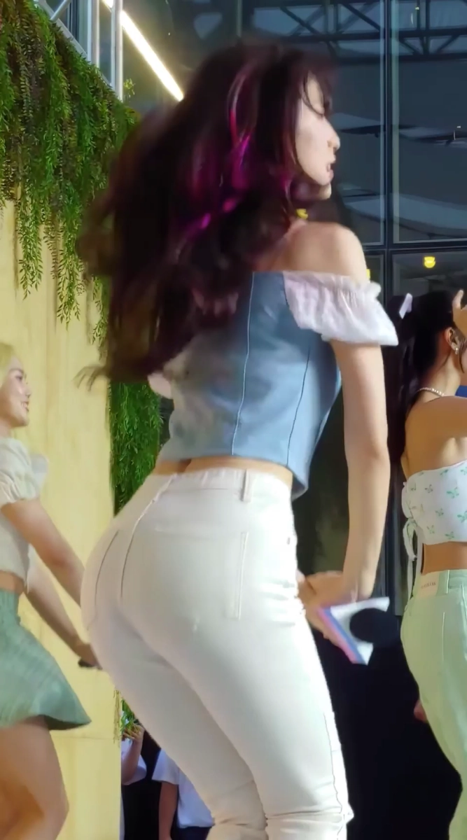 호불호 갈리는 바지 색깔 gif_1.webp