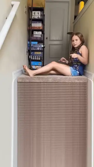 외곡된 차원의 함정에 빠져버린 어린아이 ㄷㄷㄷㄷㄷ_1.webp