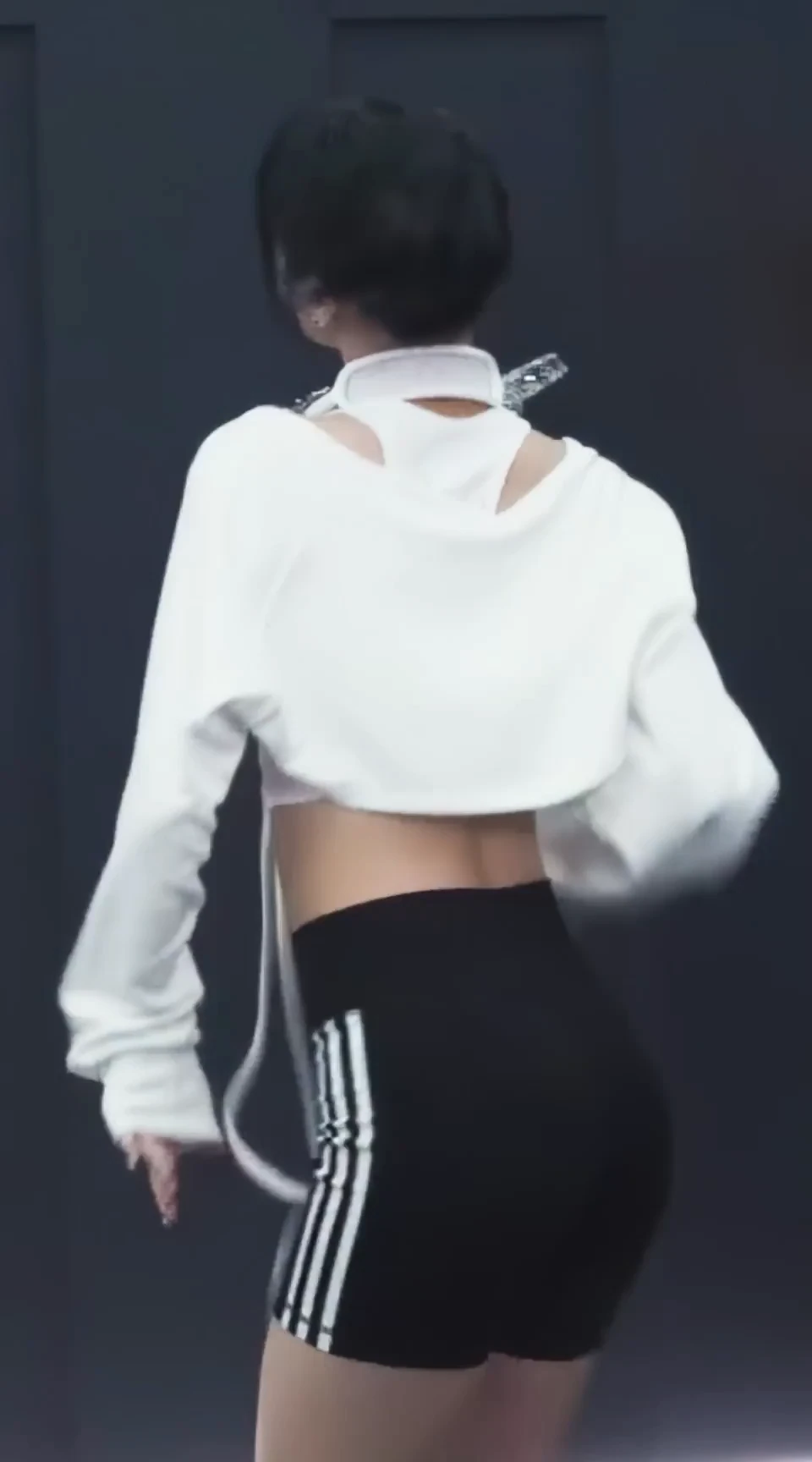 호불호 갈리는 바지 gif_4.webp