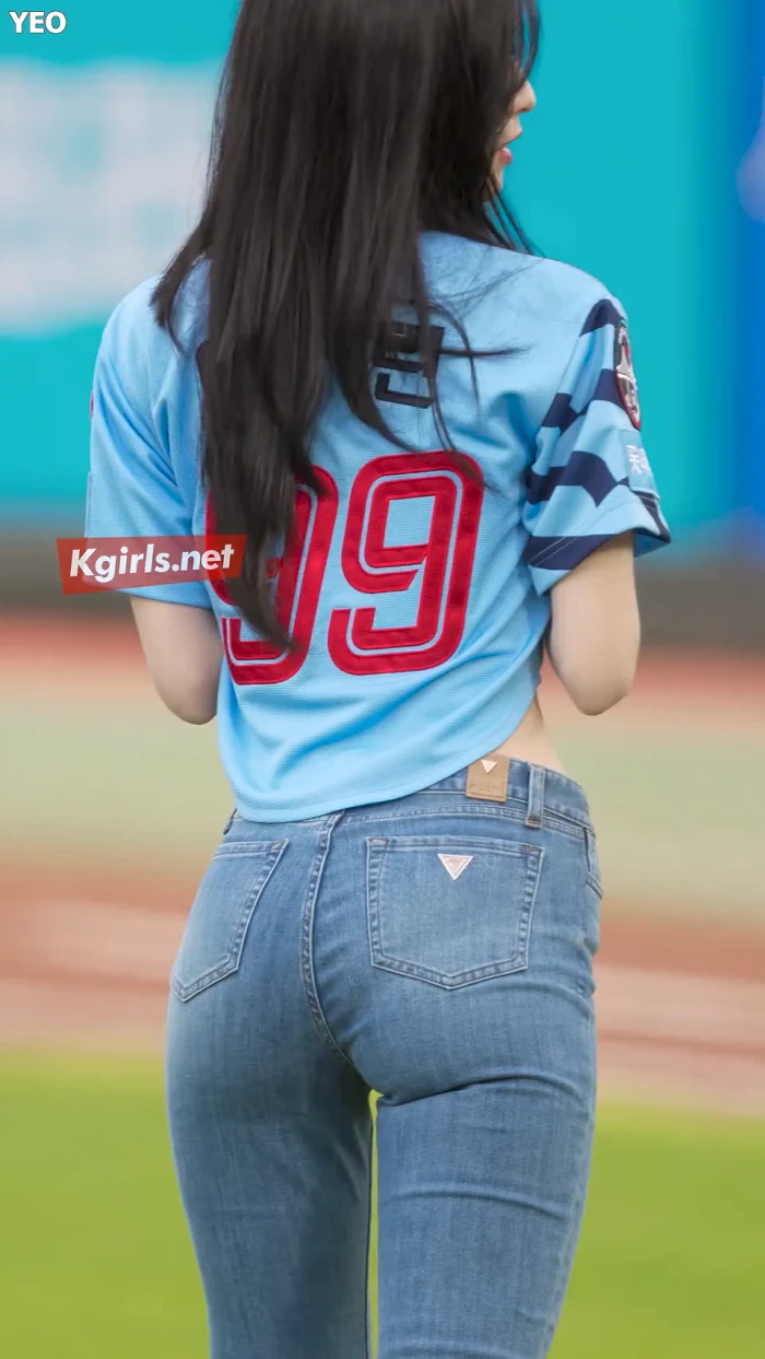 호불호 갈리는 복장 gif_1.webp