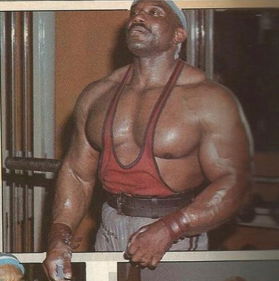 복부에 총알 다섯 발을 맞은 보디빌더_1.png