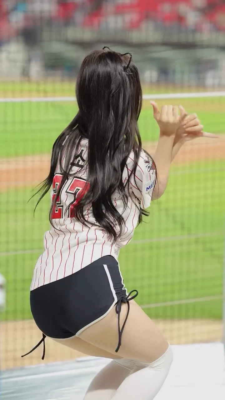 돌핀 팬츠 입은 치어리더 gif_2.webp