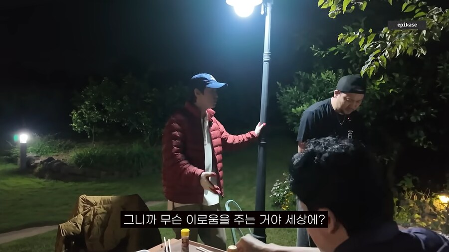 모기에 대해 열띤 토론을 하는 에픽하이_2.png