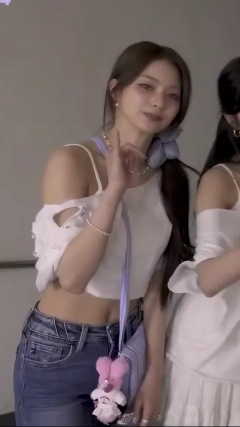 호불호 갈리는 청바지 몸매 gif_1.webp