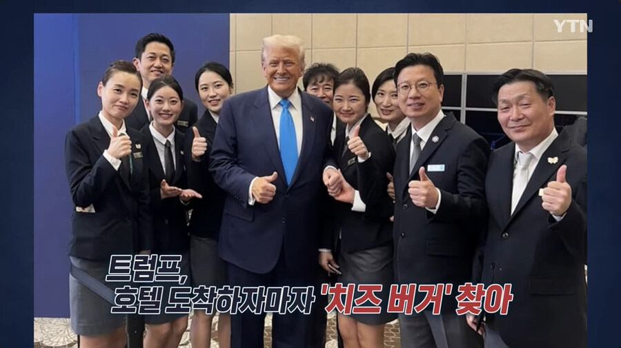 한국서 머무는 동안 호텔 직원들과 함께 사진 찍은 -트-_1.jpg