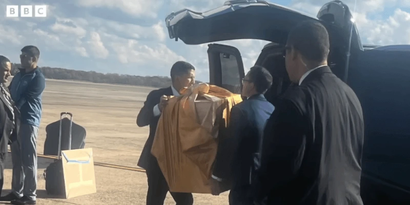 트럼프 금관 도착 그런데 보자기 상태가 ㅋㅋ_1.webp