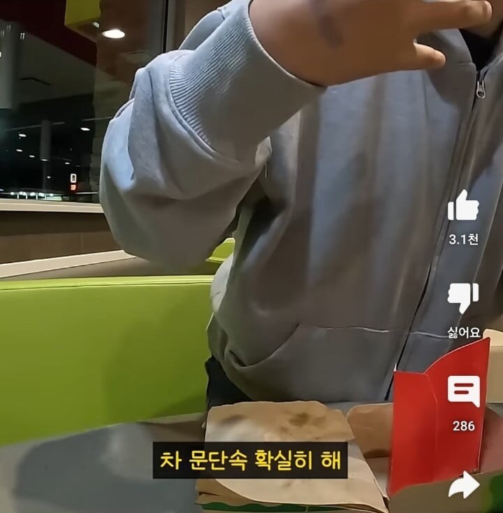 미국 시골마을에서 말 걸어온 경찰 만나고 착잡해진 한국인_11.jpg