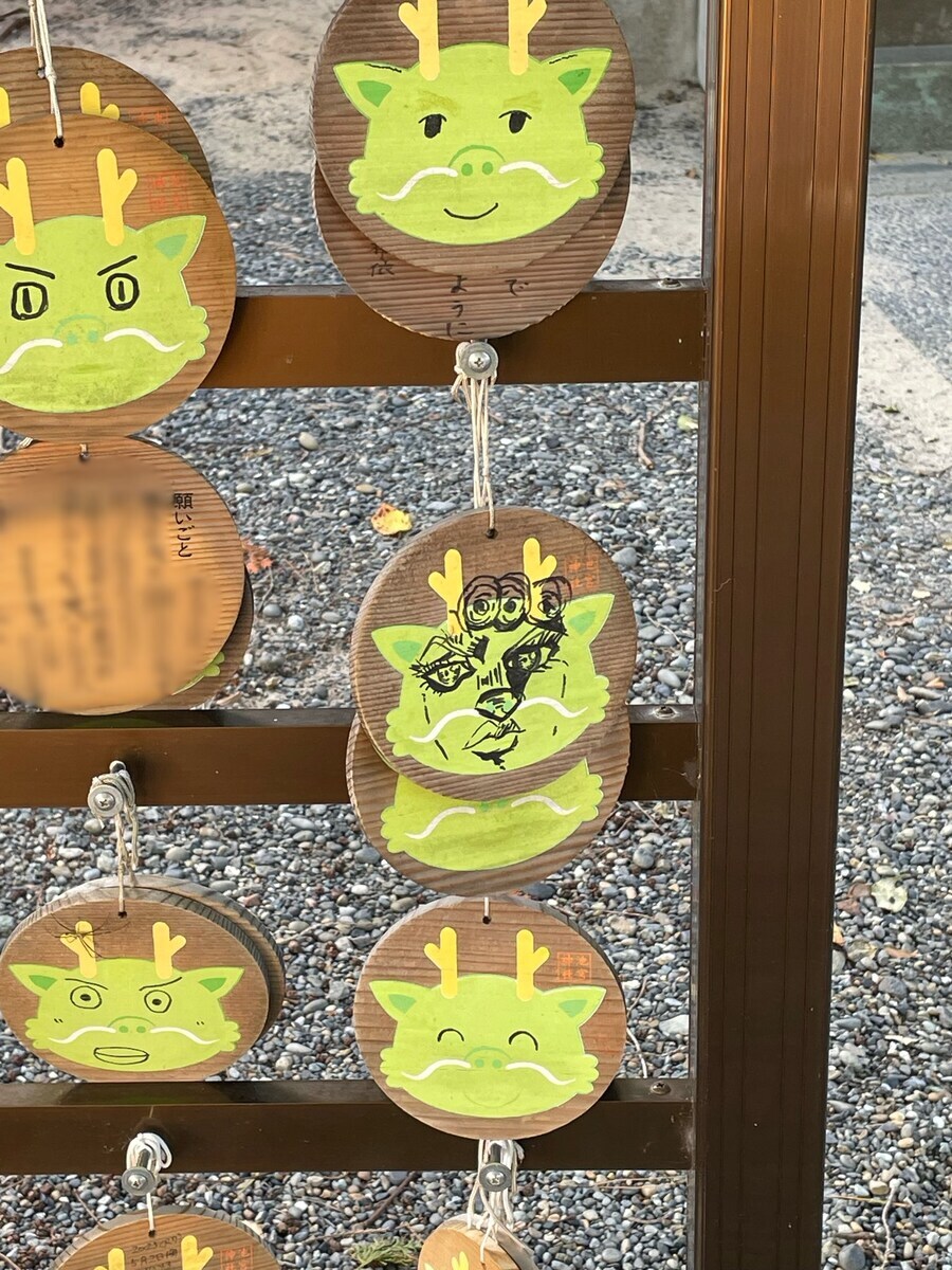 뭔가 기묘한 그림이 그려져있는 용그림_1.jpg