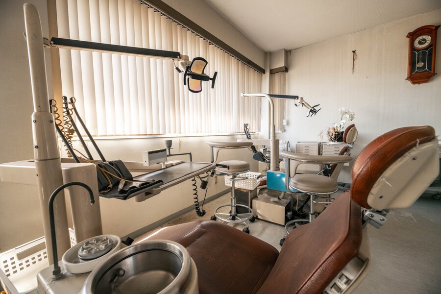 일본, 어떤 폐병원의 외과 수술실과 치과_2.jpg