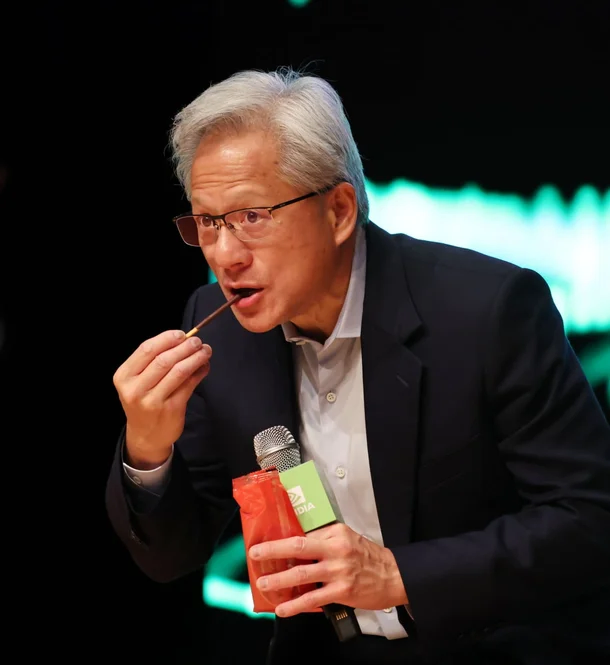 빼빼로 먹는 젠슨 황_2.webp