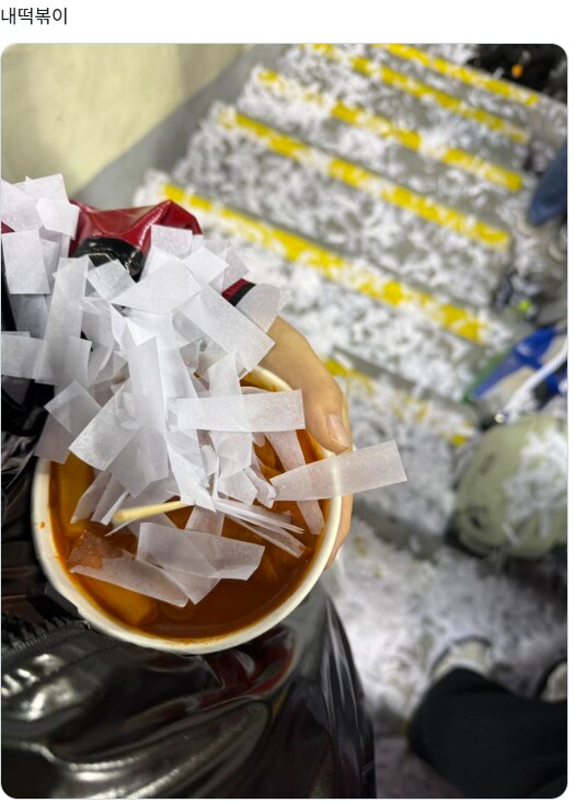 떡볶이 보호에 실패한 야구팬_1.png