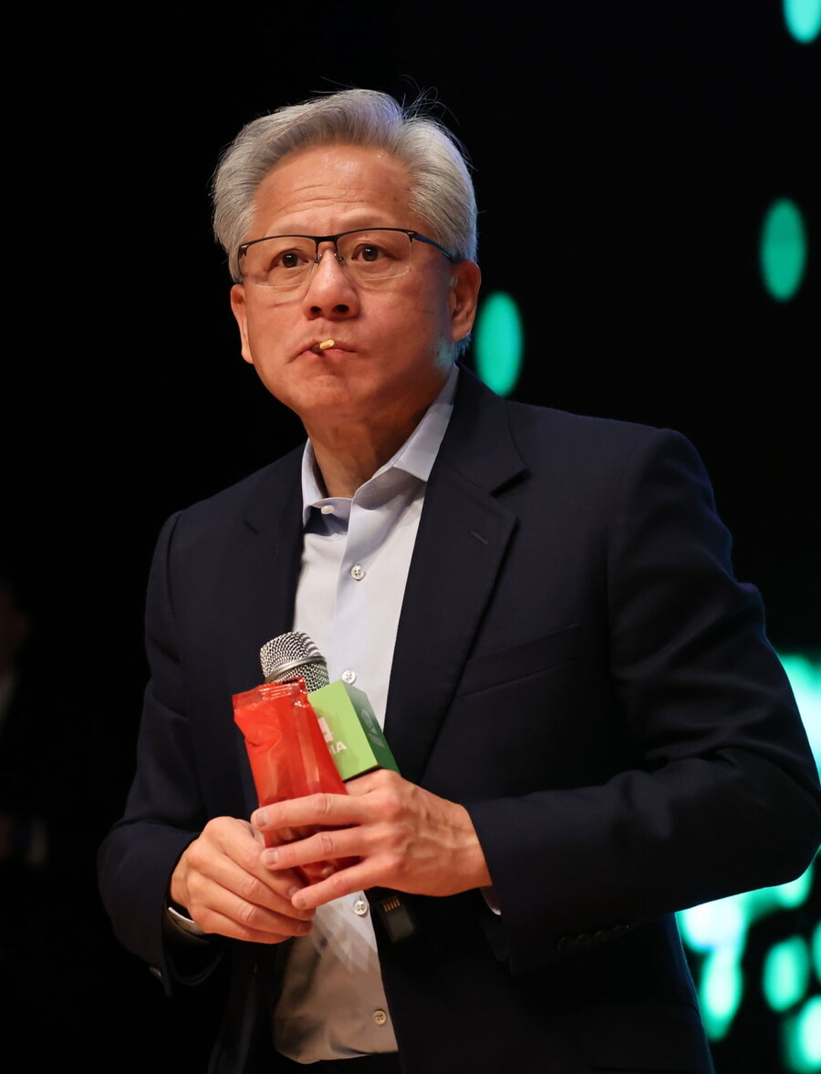 빼빼로 먹는 젠슨황_1.jpg