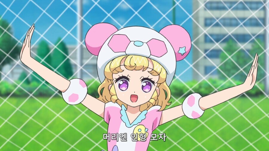 아플까봐 풀장비를 차고 운동하는 소녀_2.jpg