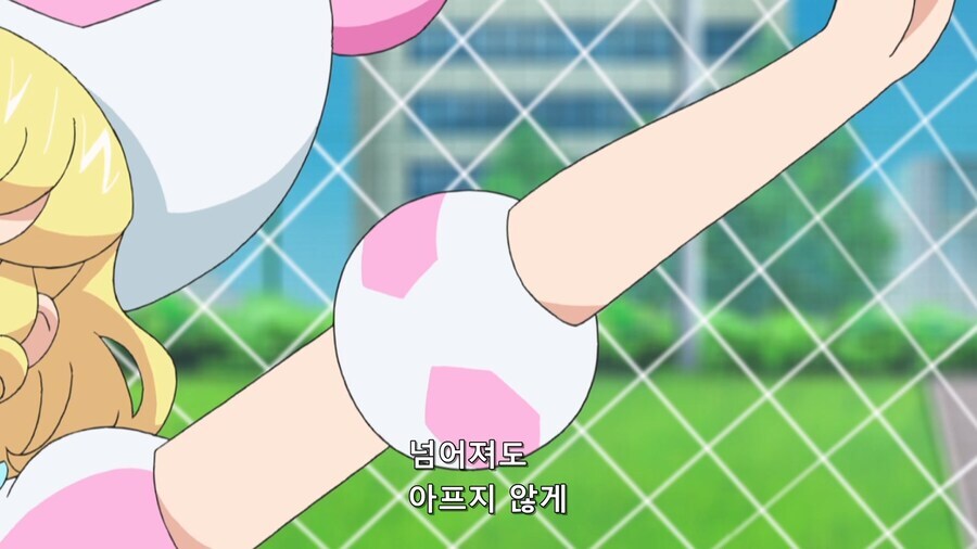 아플까봐 풀장비를 차고 운동하는 소녀_3.jpg