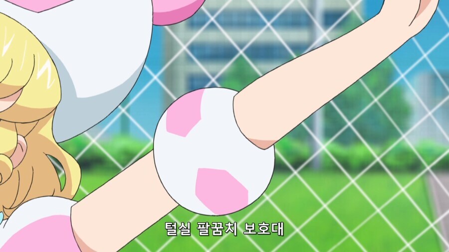 아플까봐 풀장비를 차고 운동하는 소녀_4.jpg