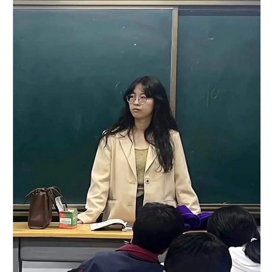 청초하던 신입 여교사의 1년 후_2.jpg