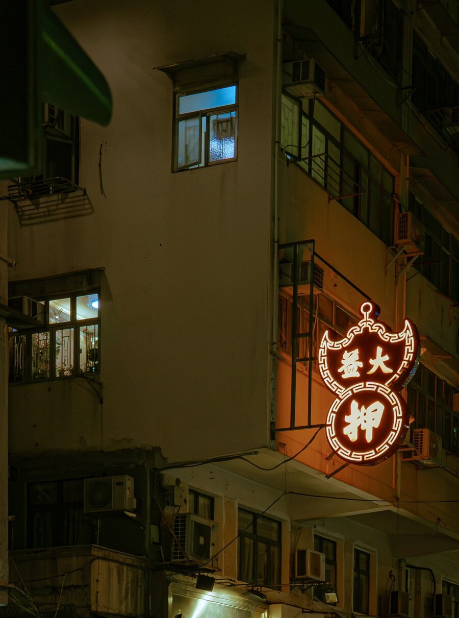 홍콩인 : 너네 왜 전당포만 보이면 환장하며 찍냐.jpg_3.jpg