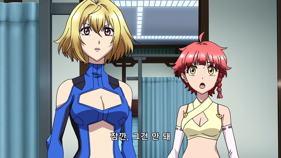 남자가 침대에 묶여 여자 여럿이...jpg_2.png