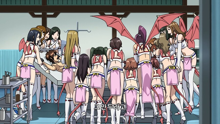 남자가 침대에 묶여 여자 여럿이...jpg_5.png