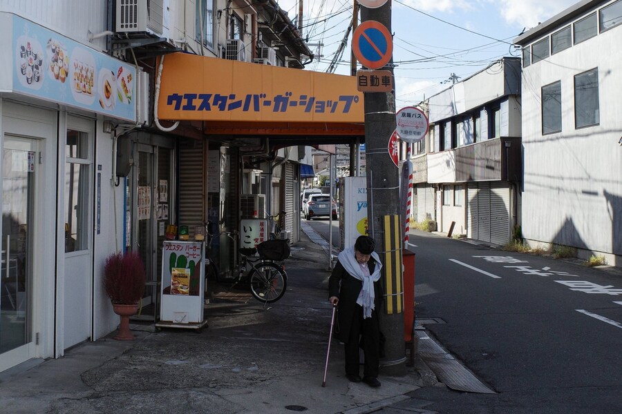 일본, 오래된 패스트푸드점의 햄버거와 메론소다 _1.jpg