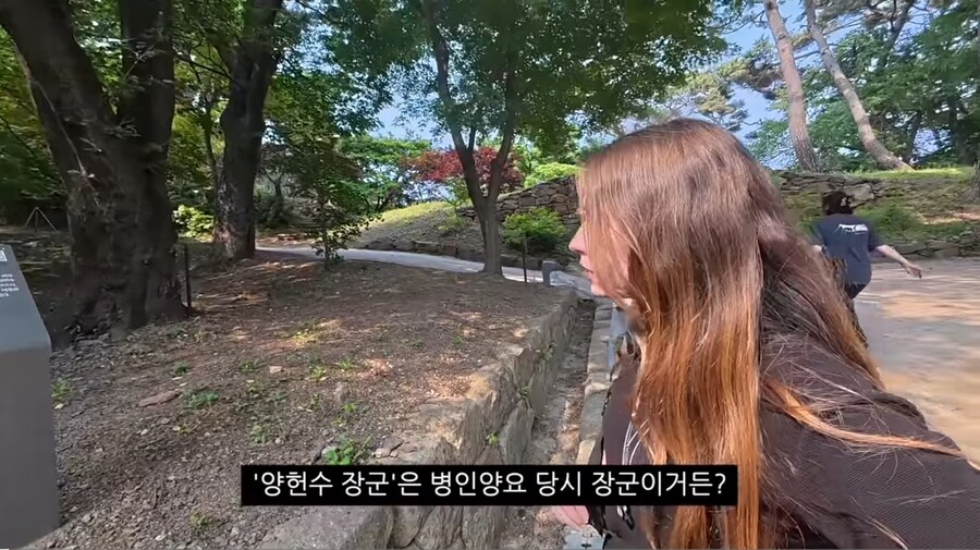 한국에서 신기한 비석을 발견한 프랑스인.jpg_4.jpg