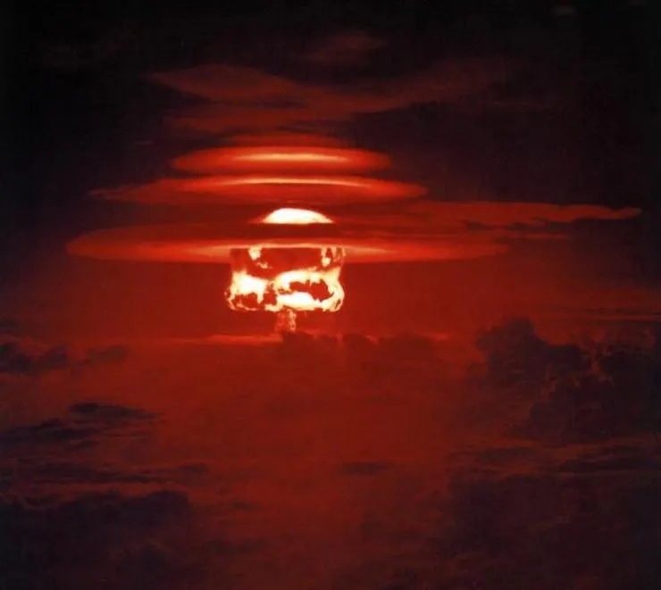 누가 전술 폭탄 요청해서 가져옴_2.webp