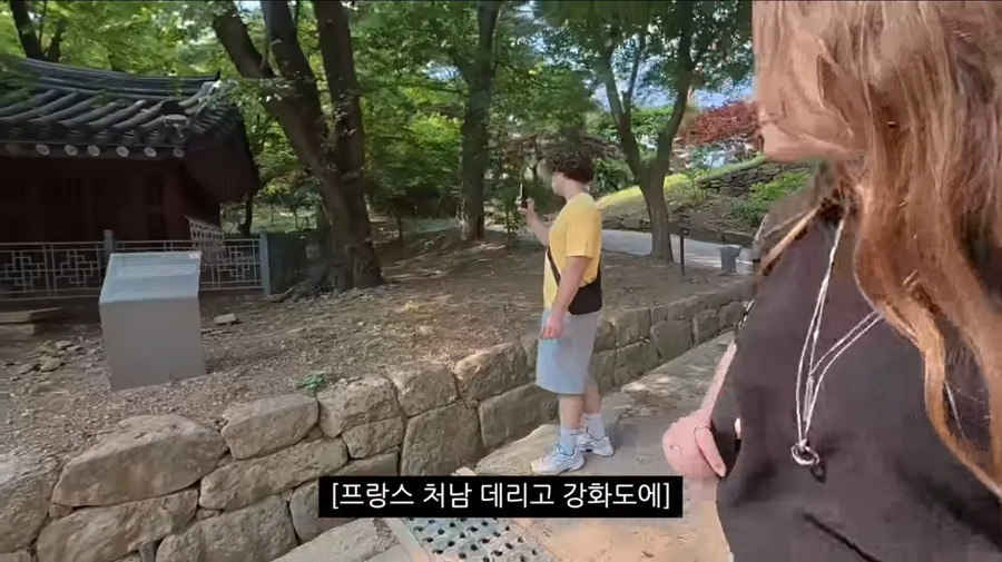 한국에 관광와서 신기하게 생긴 비석을 발견한 프랑스인_1.webp