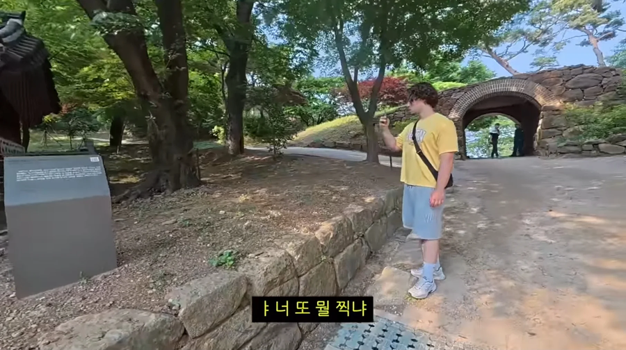 한국에 관광와서 신기하게 생긴 비석을 발견한 프랑스인_2.webp