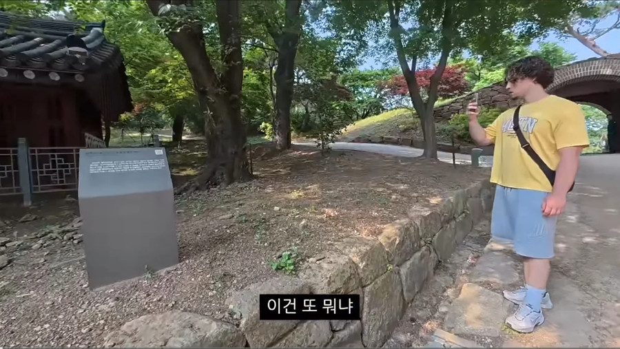 한국에 관광와서 신기하게 생긴 비석을 발견한 프랑스인_3.webp