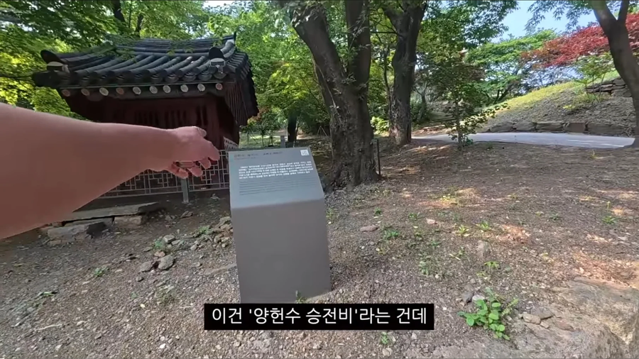 한국에 관광와서 신기하게 생긴 비석을 발견한 프랑스인_4.webp