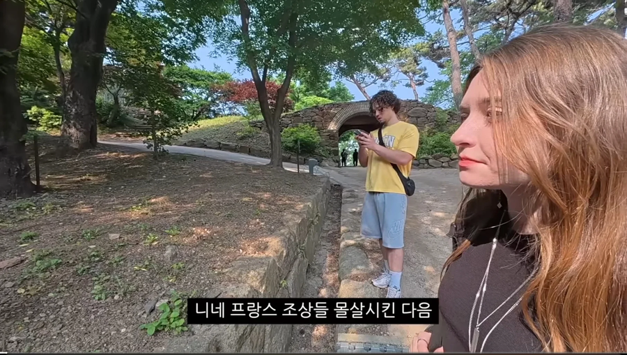 한국에 관광와서 신기하게 생긴 비석을 발견한 프랑스인_5.webp