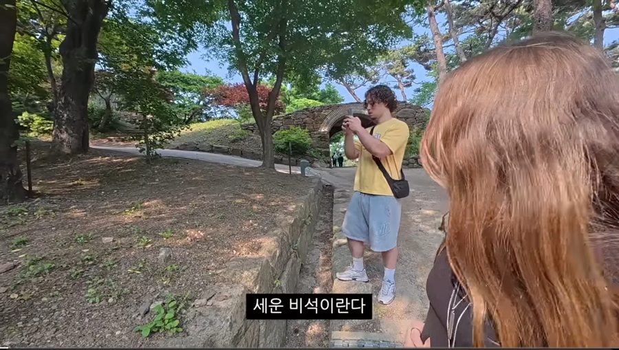 한국에 관광와서 신기하게 생긴 비석을 발견한 프랑스인_6.webp