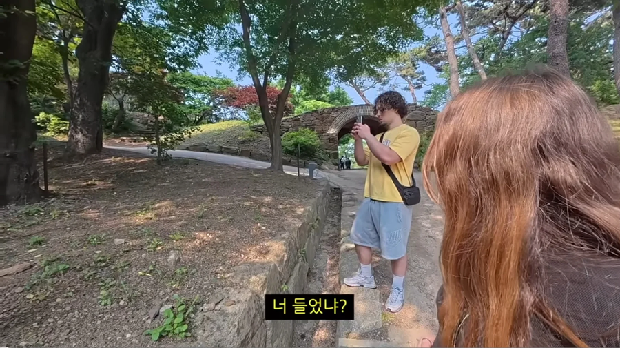 한국에 관광와서 신기하게 생긴 비석을 발견한 프랑스인_7.webp