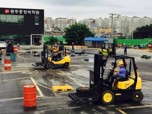 수상하게 합격률이 높은 시험장_1.jpg