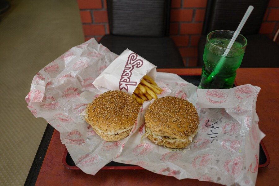 일본, 오래된 패스트푸드점의 햄버거와 메론소다 _4.jpg