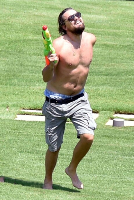 물총놀이를 즐기는 잭 블랙..._1.png