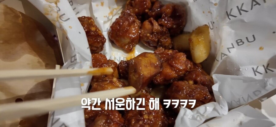 깐부치킨 총수세트 먹고 소감 말하는 잇섭_11.jpg
