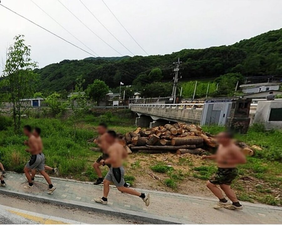 로드뷰에 찍힌 20대 상탈 러닝크루.jpg_2.jpg
