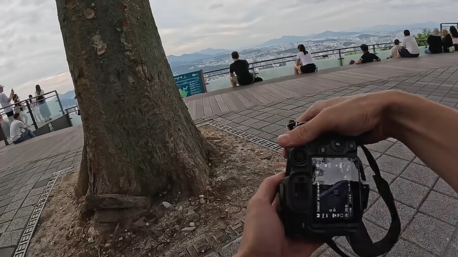 유튜브) 외국인들 사진찍어서 선물해주는 유튜버_1.png