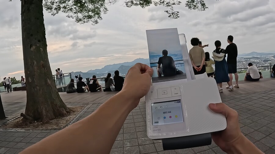 유튜브) 외국인들 사진찍어서 선물해주는 유튜버_3.png