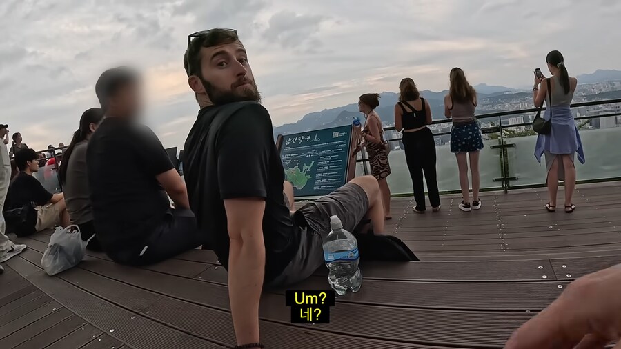 유튜브) 외국인들 사진찍어서 선물해주는 유튜버_5.png