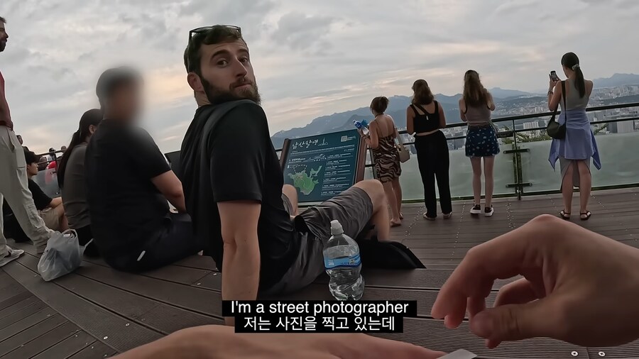 유튜브) 외국인들 사진찍어서 선물해주는 유튜버_6.png