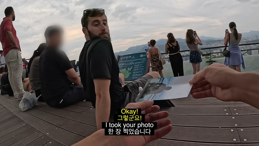 유튜브) 외국인들 사진찍어서 선물해주는 유튜버_7.png