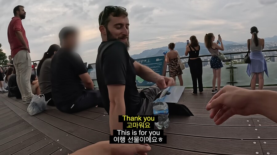 유튜브) 외국인들 사진찍어서 선물해주는 유튜버_10.png