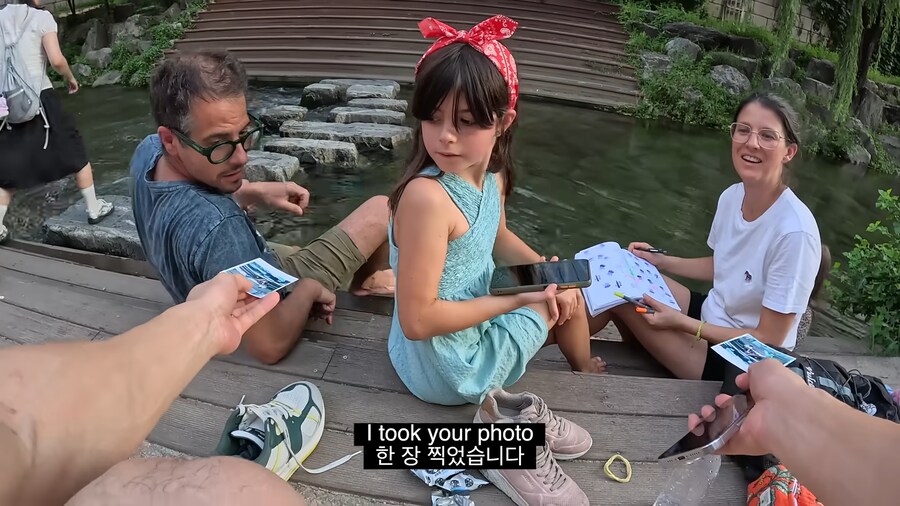 유튜브) 외국인들 사진찍어서 선물해주는 유튜버_16.png