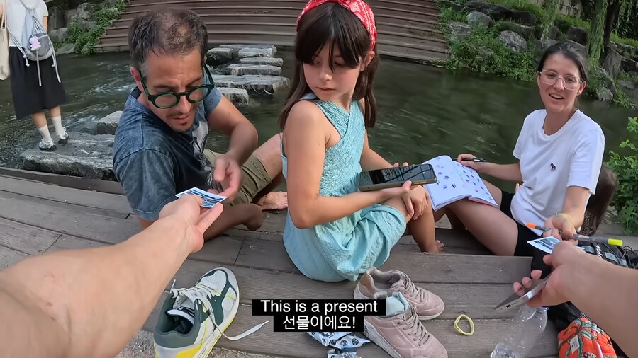 유튜브) 외국인들 사진찍어서 선물해주는 유튜버_17.png