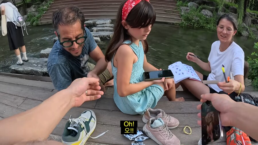 유튜브) 외국인들 사진찍어서 선물해주는 유튜버_18.png