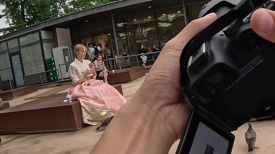 유튜브) 외국인들 사진찍어서 선물해주는 유튜버_23.png