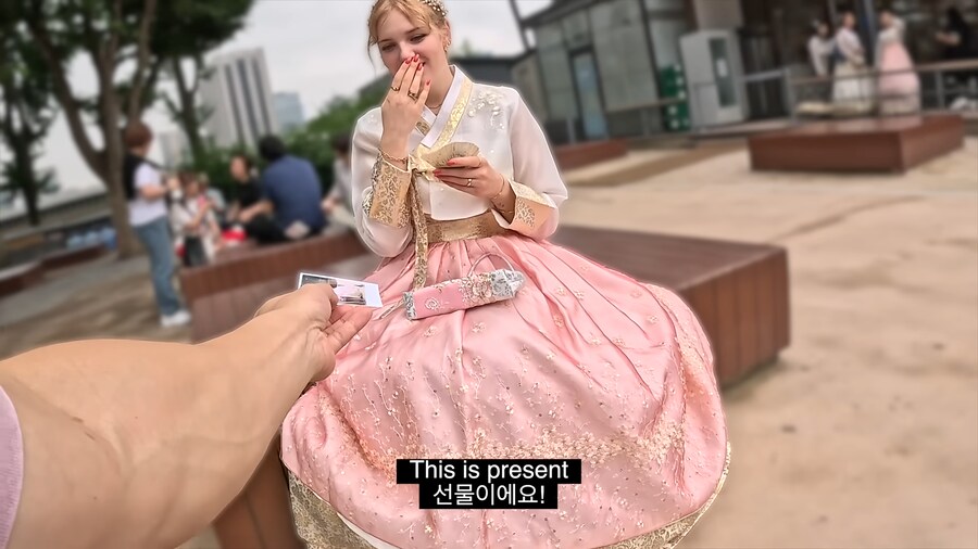 유튜브) 외국인들 사진찍어서 선물해주는 유튜버_27.png